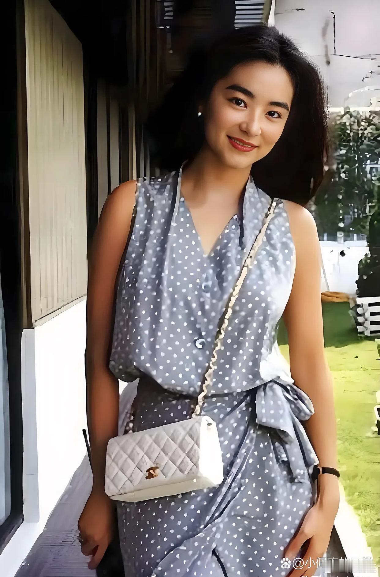 现在的时尚都是人家玩过去了，真的是轮回，就林青霞这个包包，现在背出去也很现代。 