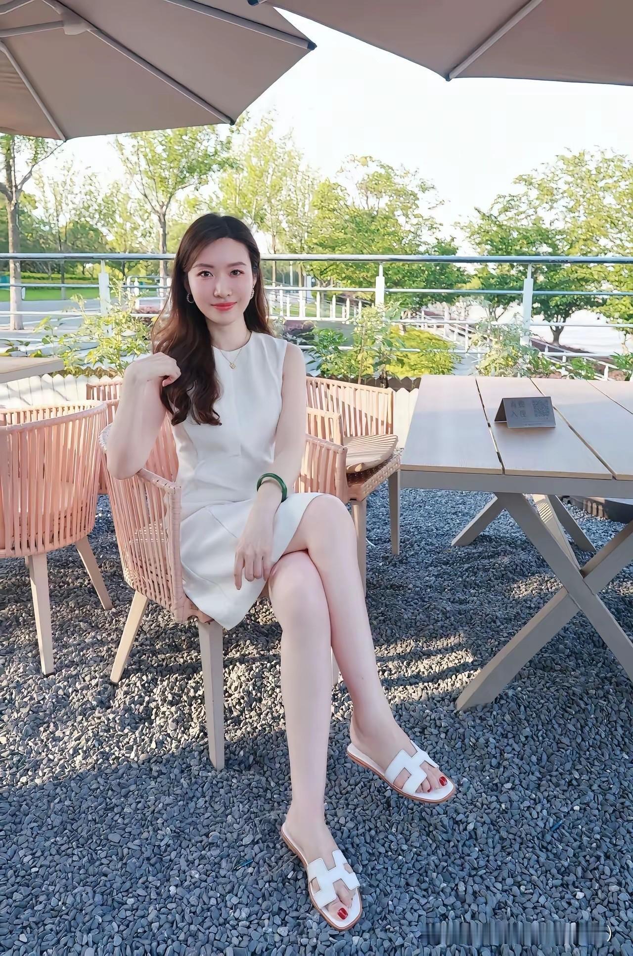 浅色系的搭配自带清爽滤镜，衬得整个人气质温婉又从容，是很耐看的夏日穿搭