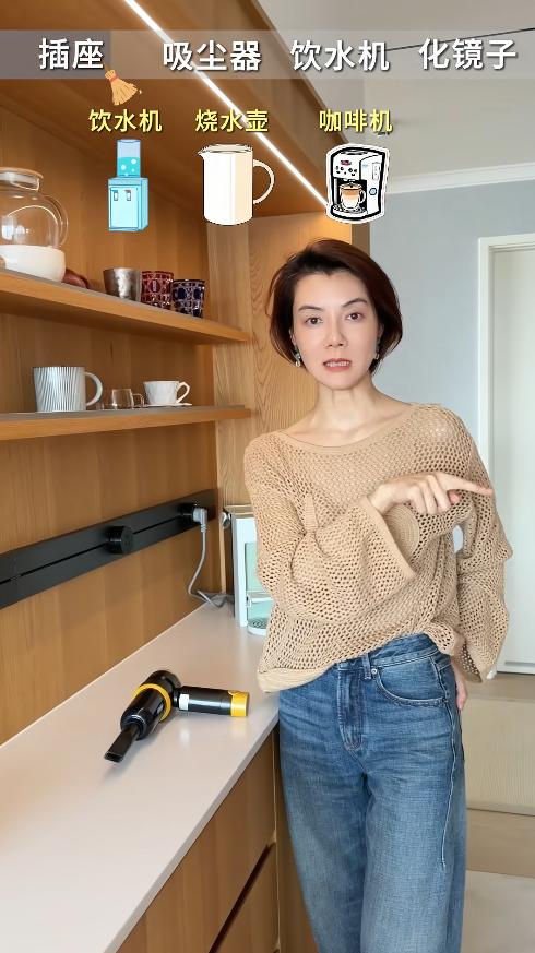 车晓，引发热议。

7月3日，44岁车晓从顺义上亿大别墅搬进新家，面积不大、白墙