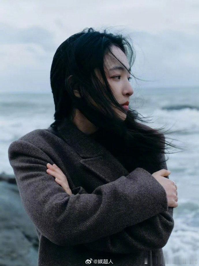 #吴倩素颜白月光# 吴倩真的是白月光啊，素颜太绝了，那种娴静灵动的气质太迷人了。