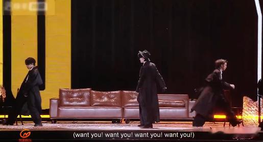 左航solo变魔术 左航这次solo表演太绝了，变魔术的时候又帅又苏，唱歌也特别