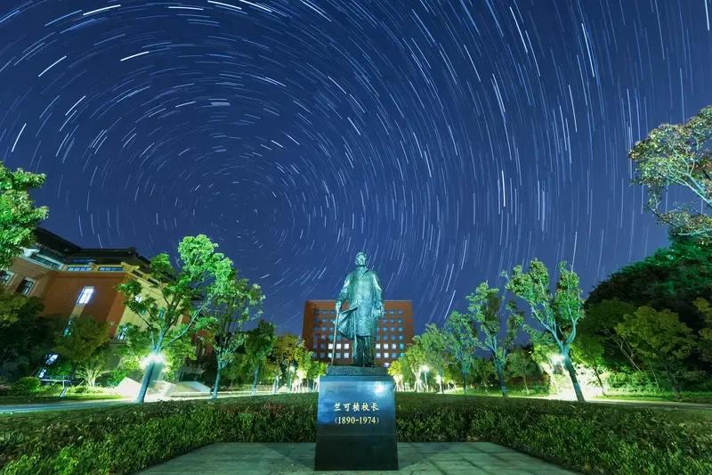 一所学校要想快速提升教学成绩，不要盯着学生，给教师创造一个心情愉悦的工作环境，就