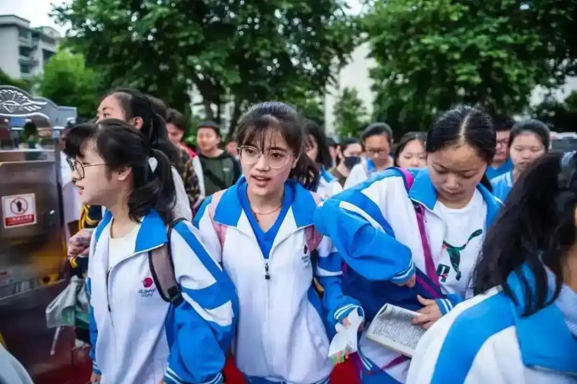 2027年起小中高学制，将由633调整为532？多地教委明确回应了！

家长群近