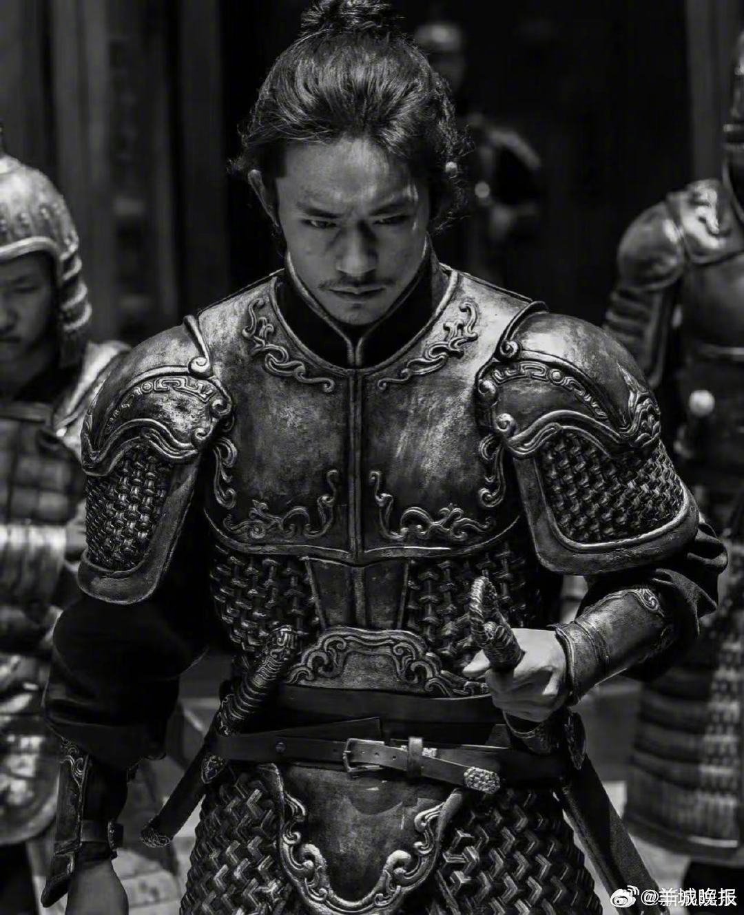 【当夜色漫过天际，铠甲覆身的少年郎自带光芒】冷夜衬得银甲更亮，铠甲的棱角撞碎星光