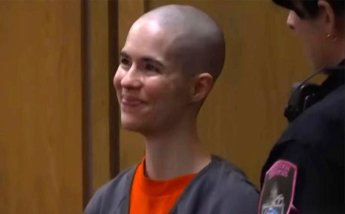 这个案子，最让人头皮发麻的，不是那四声枪响，而是庭审最后，那个33岁女儿冲着镜头