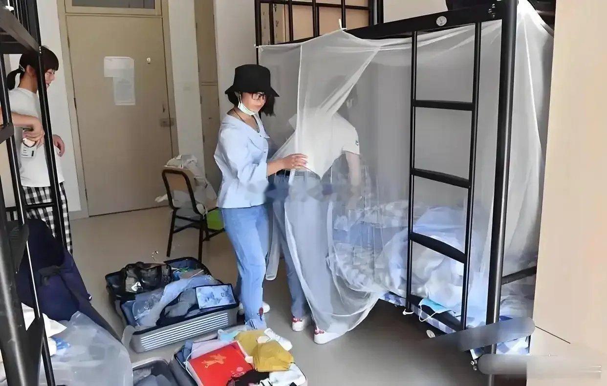 北大的宿舍环境挺好的，能在这里住的、毕业后都是顶尖人才吧！ ​​​