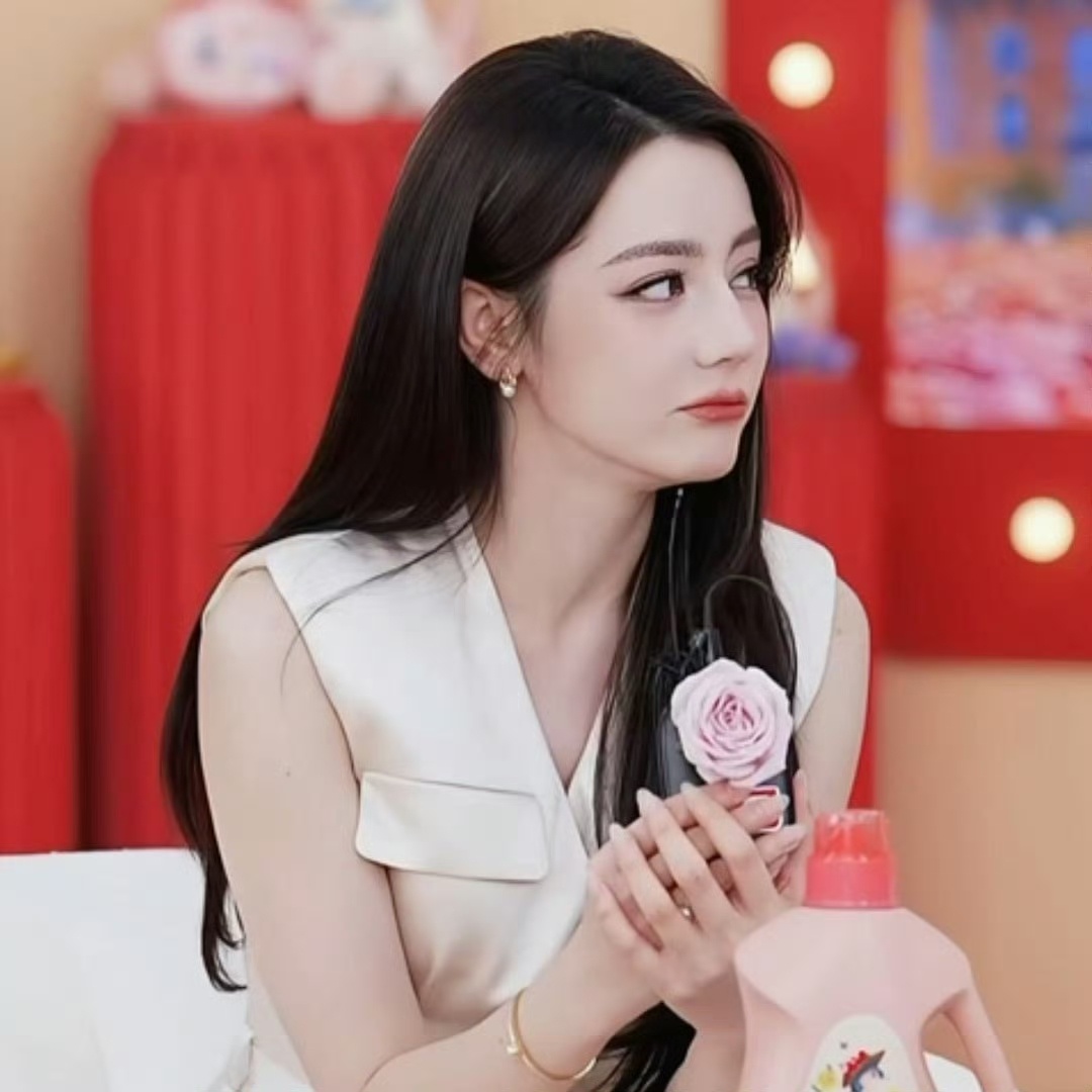 巴姐的眼睛真的好大，圆圆的很萌😊 