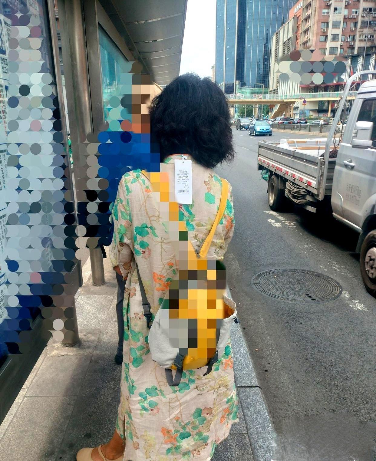 这位大姐，看上去也不像差钱的人
可为什么还这样做？