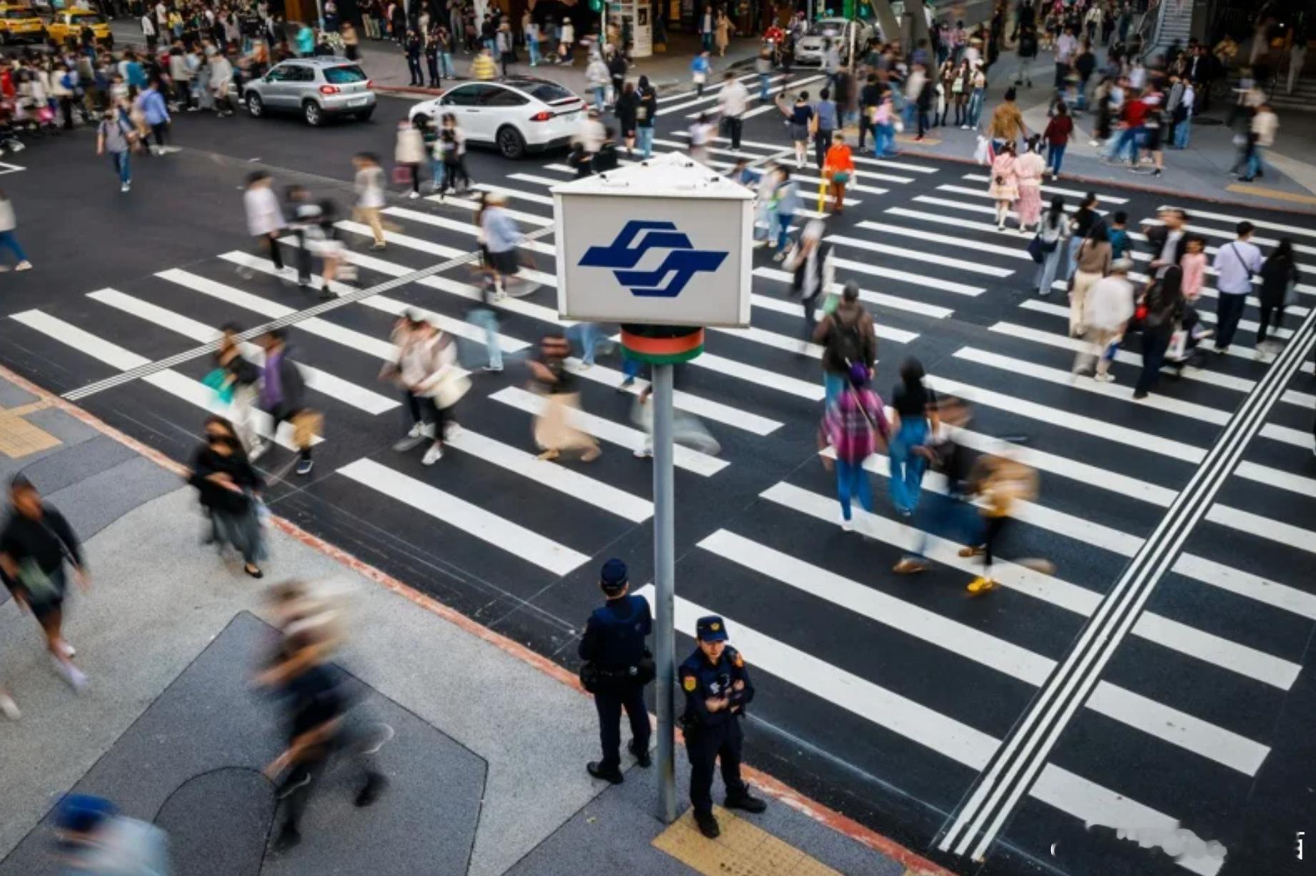 【为何有人挺身冲向凶手？CNN解析“英雄行为”的三重心理判断：仅约10%的人易被