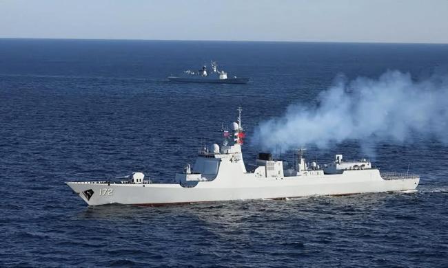 美军濒海战斗舰凌晨擅闯仙宾礁，凭借高速隐身钻南海浅水空域，处置颇有考验。这型舰在