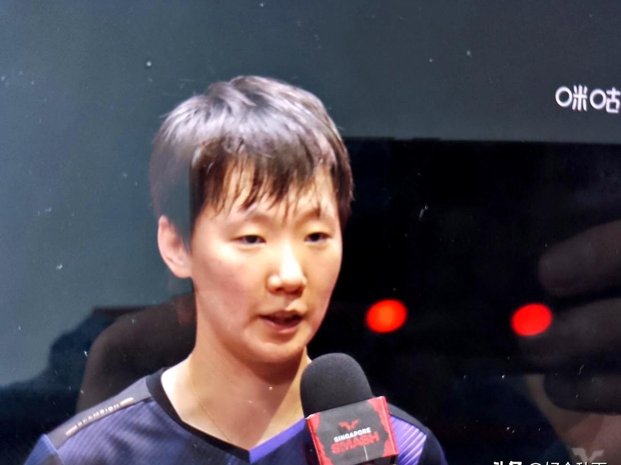 蒯曼摔拍子那刻，手都在抖——不是怕孙颖莎，是怕王曼昱。
 
上个月新加坡大满贯，