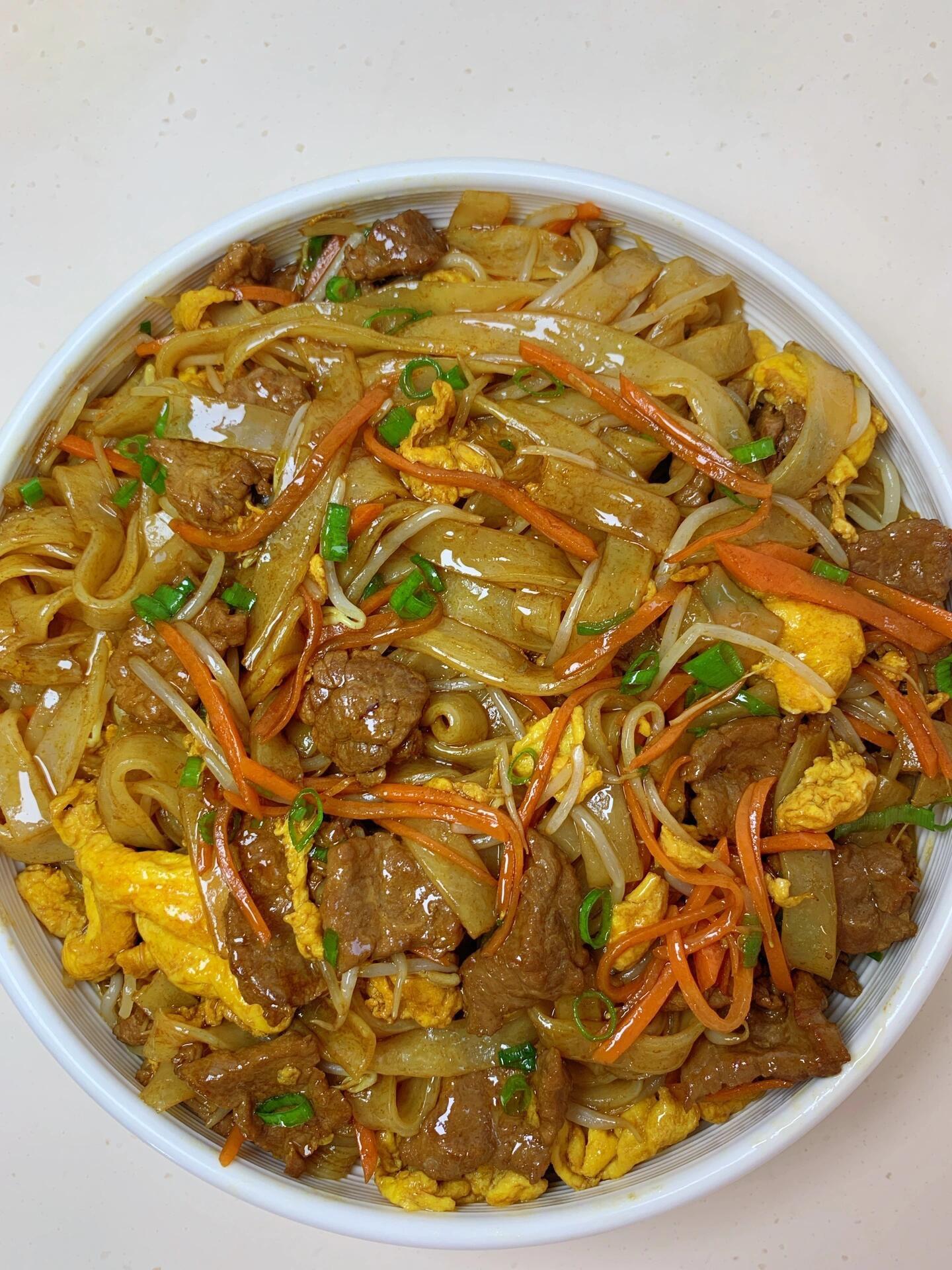 我去，河粉这样炒太香了。今天做了千炒牛河，一出锅满屋飘香附
牛肉嫩滑爽口，比路边摊还好吃！
下班10分钟搞定晚餐！
食材：鲜河粉，牛肉，豆芽，鸡蛋，葱花，胡萝卜
做法：
1.牛肉加生抽，胡椒粉，料酒，淀粉，食用油抓匀腌制15分钟
2.牛肉炒散备用，鸡蛋炒散备用
3.油热加豆芽和胡萝卜炒软，加河粉，牛肉，鸡蛋翻炒，加2勺生抽，1勺老抽，1勺蚝油，一点点盐和胡椒粉，加葱花出锅！