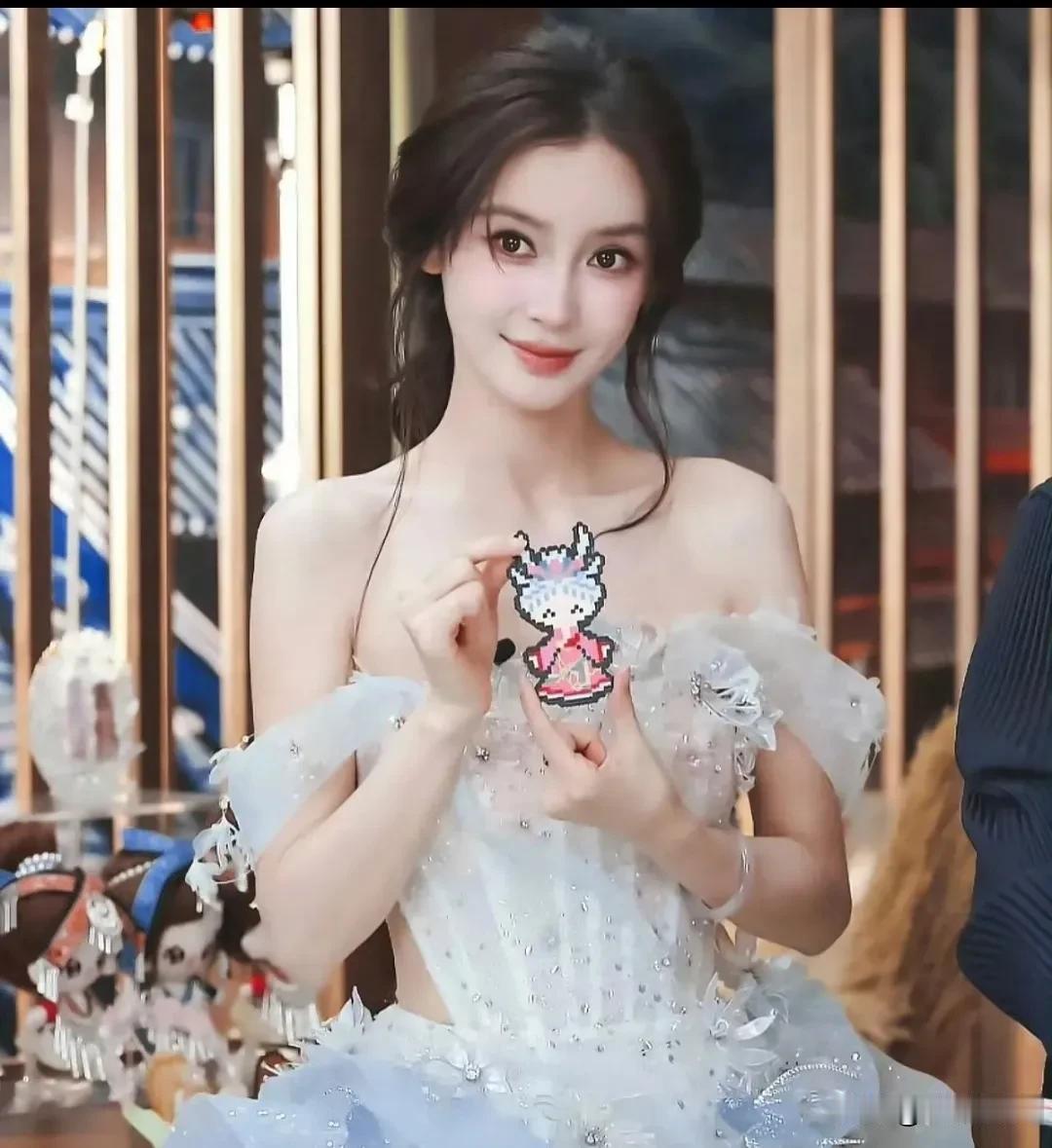 6月13日晚，Angelababy陈赫突然冲上热搜！
起因是杨颖为红蜻蜓品牌站台