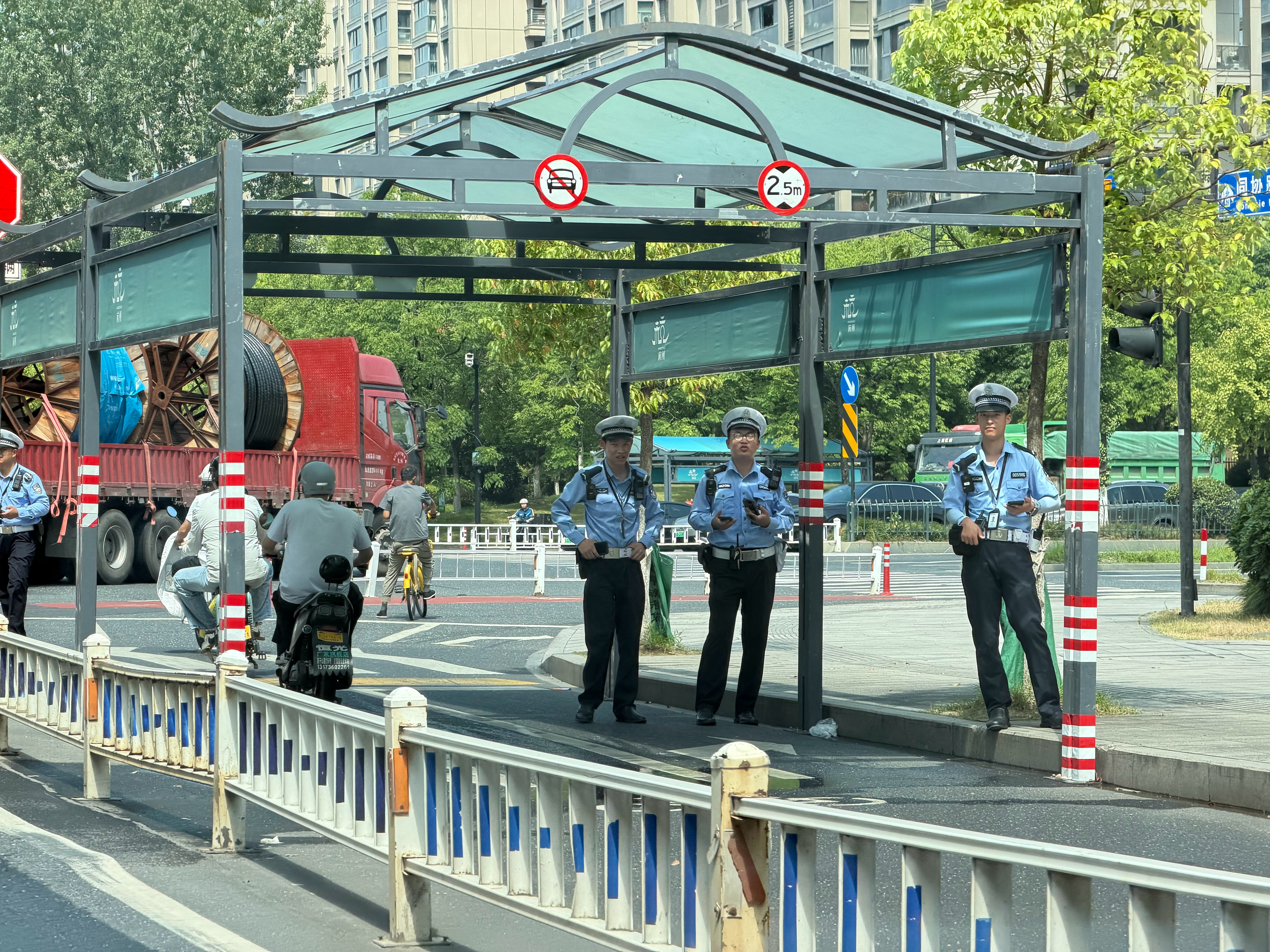 一个路口站这么多蜀黍抓电动车不戴头盔