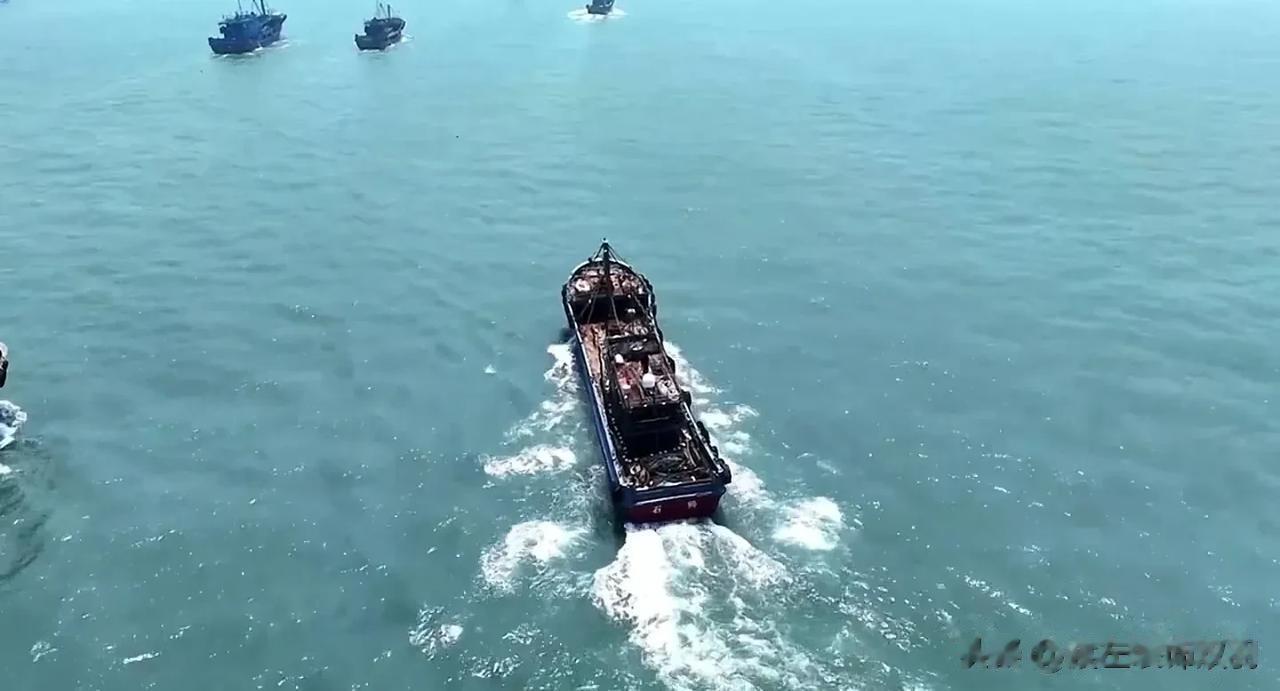 南海休渔期结束，正式开渔。
这样的阵势，千帆竞流。不要说越南，菲律宾，就连美国的