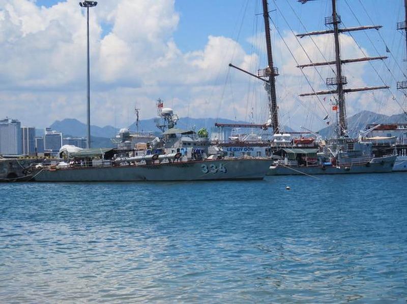 越南嘴上说对华关系"头等优先"，转头却让美国军舰停在了自己家门口。

2026年