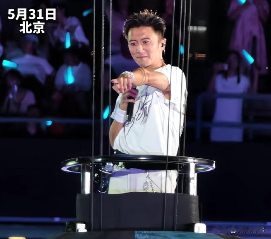 王菲显身谢霆锋北京演唱会，这么多人还是让全神贯注的谢霆锋发现了，谢霆锋指着王菲的