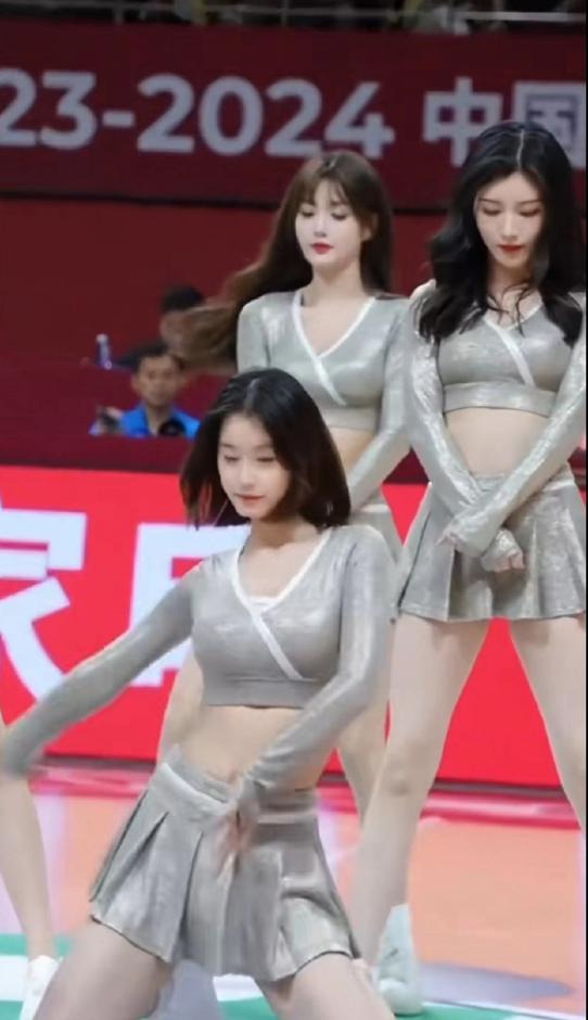 CBA啦啦队日薪不到五百，

合同没有名字，

聚光灯照不亮社保卡。

最近和李