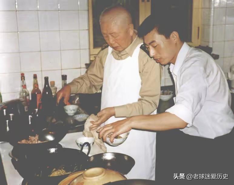 这张生活化老照片尽显刘华清上将难得的烟火温情。
褪去戎马征战的严肃模样，他系着朴
