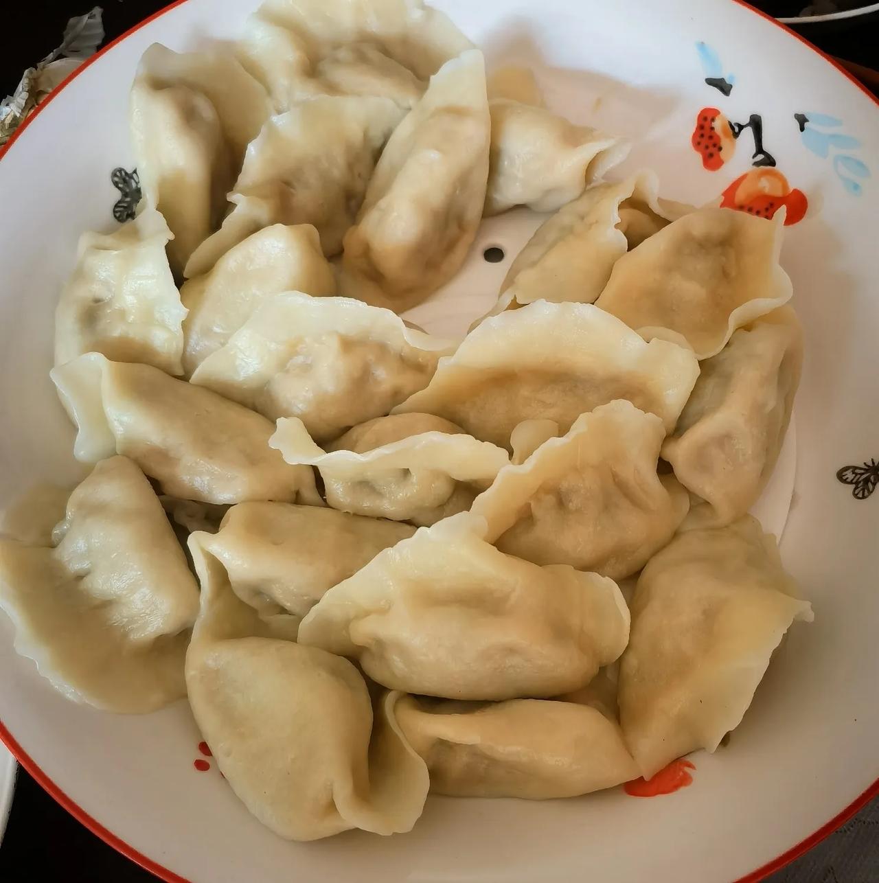 今日餐桌美食分享今天龙抬头，又是周末，找个借口包饺子。白菜馅饺子，美味，好吃。