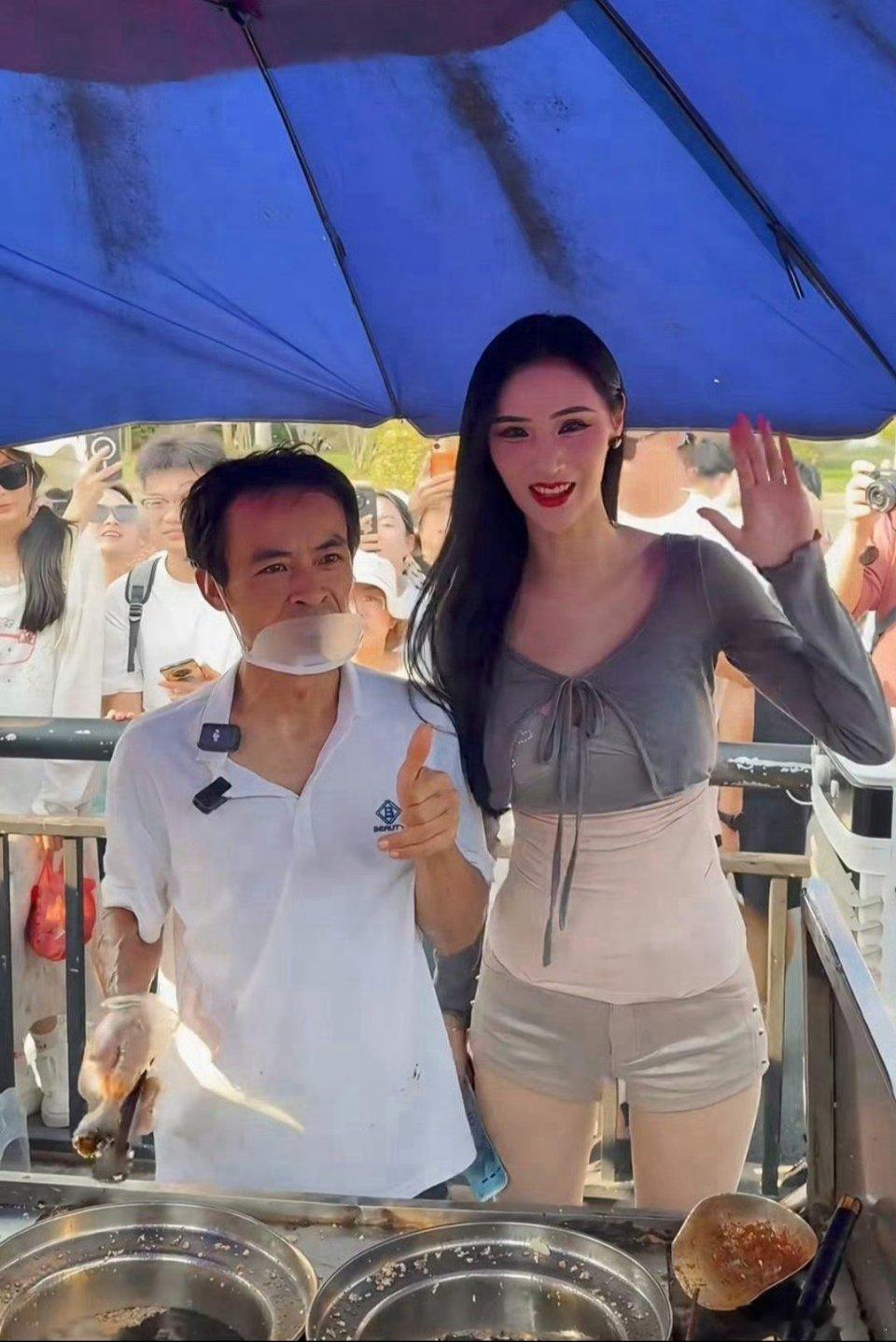 这女的谁啊？连鸡排哥都蹭上了。 ​​​