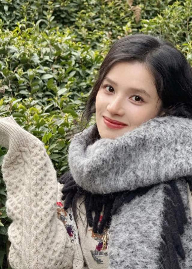张婧仪氛围感壁纸｜自带电影感镜头——你一定要走，走到灯火通明
