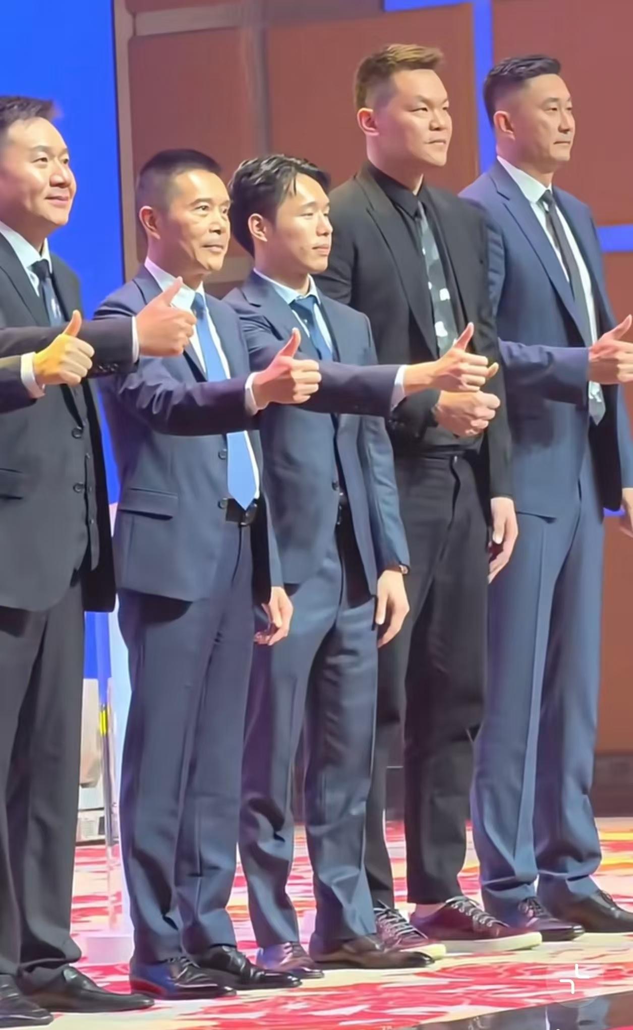 宏远将管理层一锅端，下一步怎么走，彻底推倒重建or不玩了？
广东队昨天队内消息不