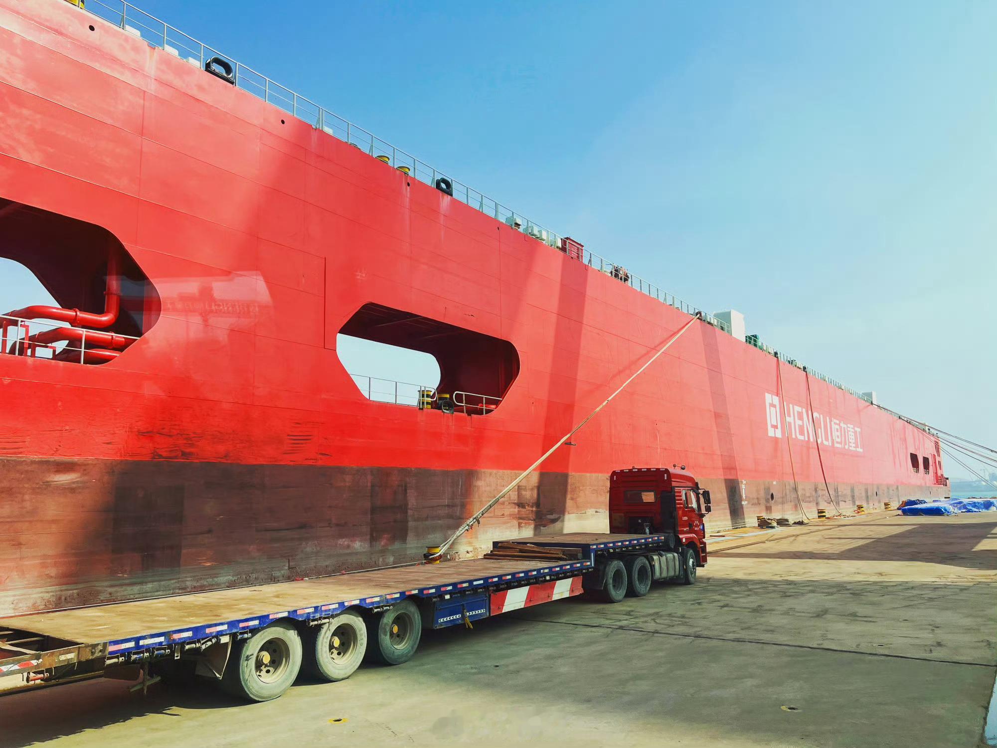 国产油轮全球爆单早先去辽宁大连，看过沿海几家造船厂，家家都是白天黑夜，加班加点赶