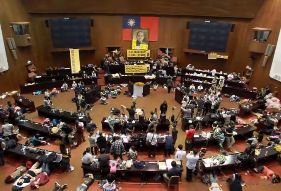 蓝营人士经常在众人面前叫苦，说他们在谈两岸问题的时候受到了法律法规的限制，让人不
