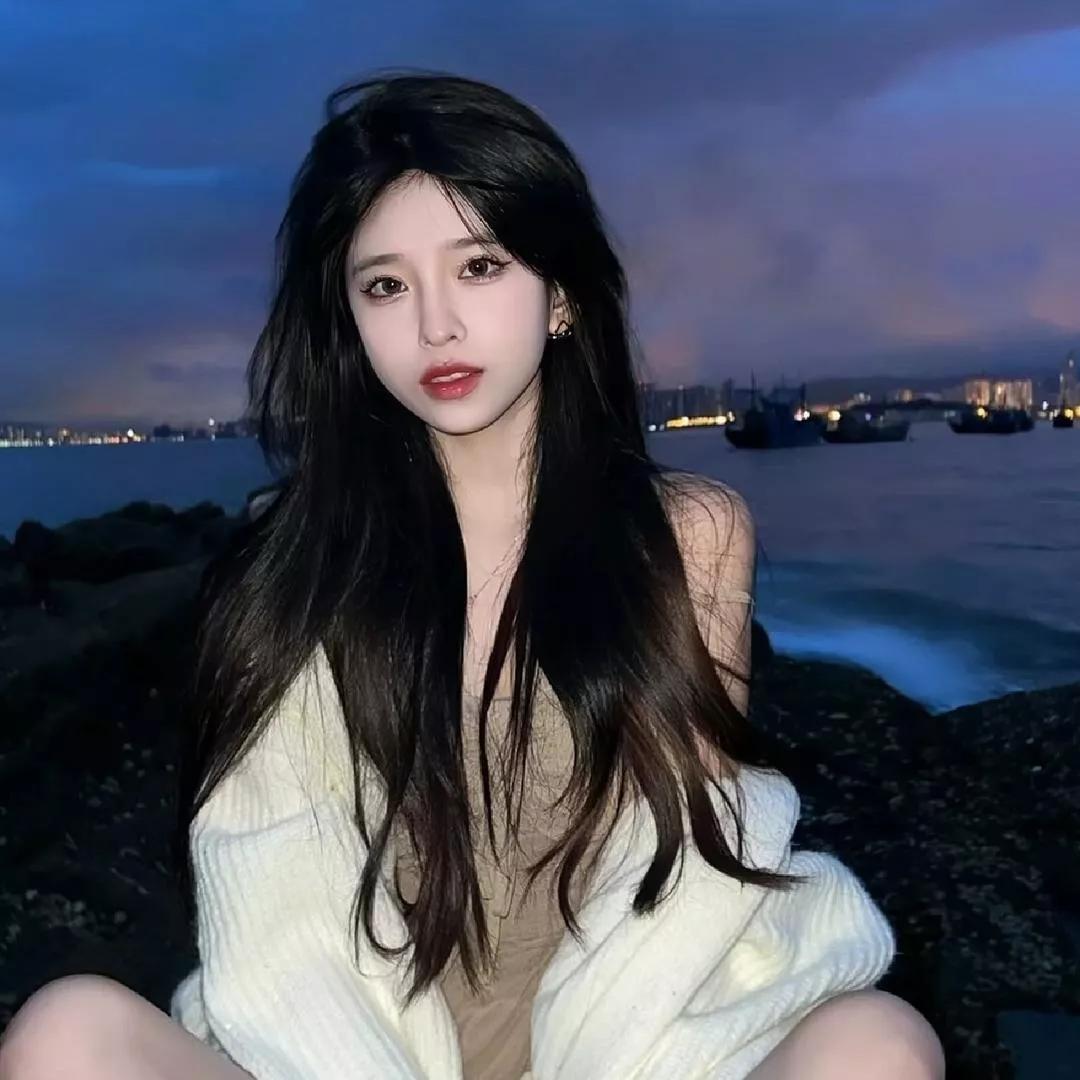 月色如水，美人如画。月色如镜 月色浓稠思如织 月色如墨 月色照人心 月色入满怀 