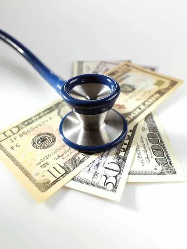 钱真的太重要了，它几乎渗透到生活的每一处。就说生病这事，没有钱，面对昂贵的治疗费