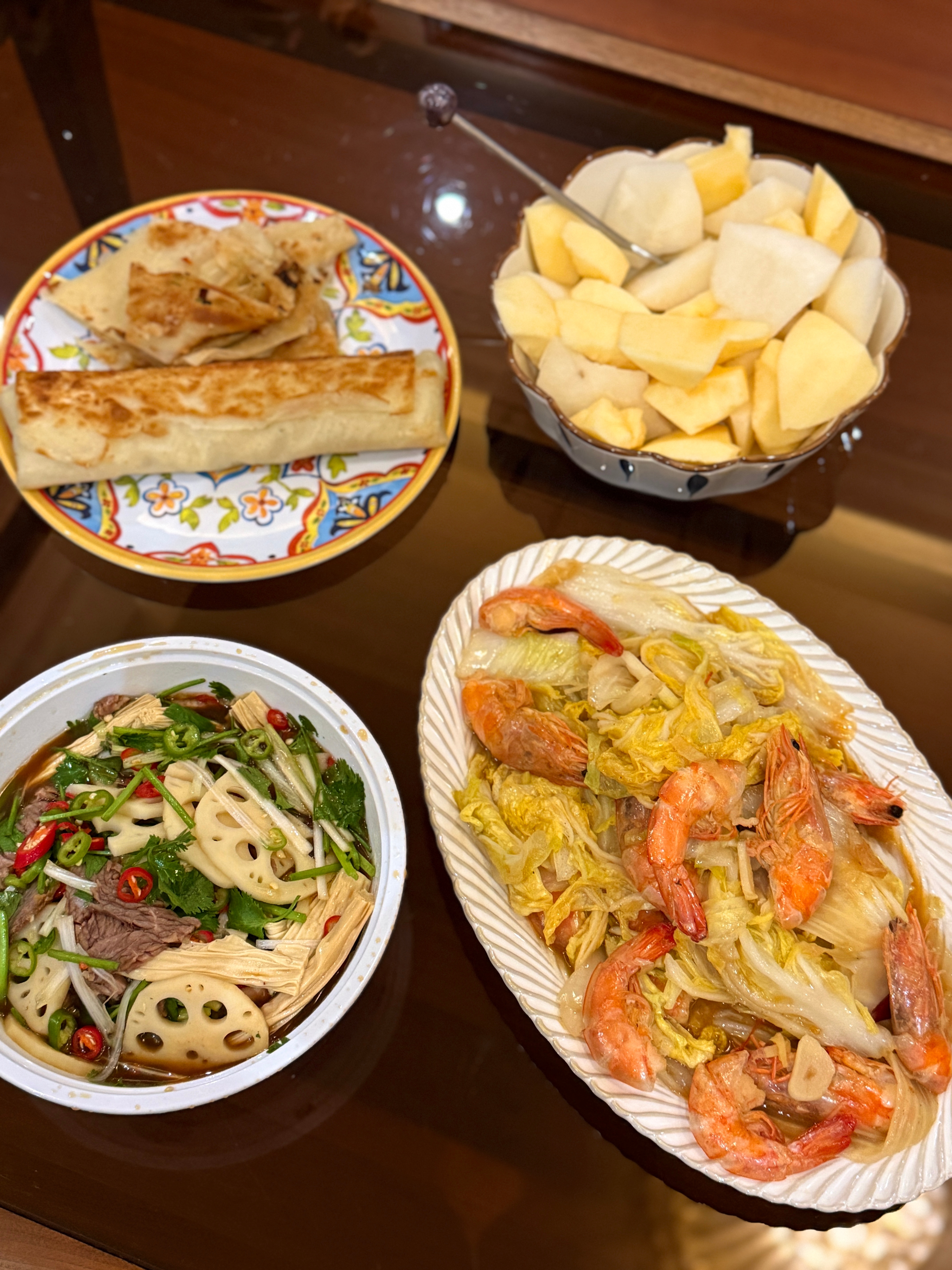 晚饭吃白菜炒虾，也是不容易长肉的菜。老猫的朴素一餐 ​​​