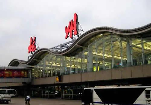 炸了！杭州老板硬刚4位大爷，拦门不让走，全场却狂鼓掌！
 
昨天杭州一家临水小馆