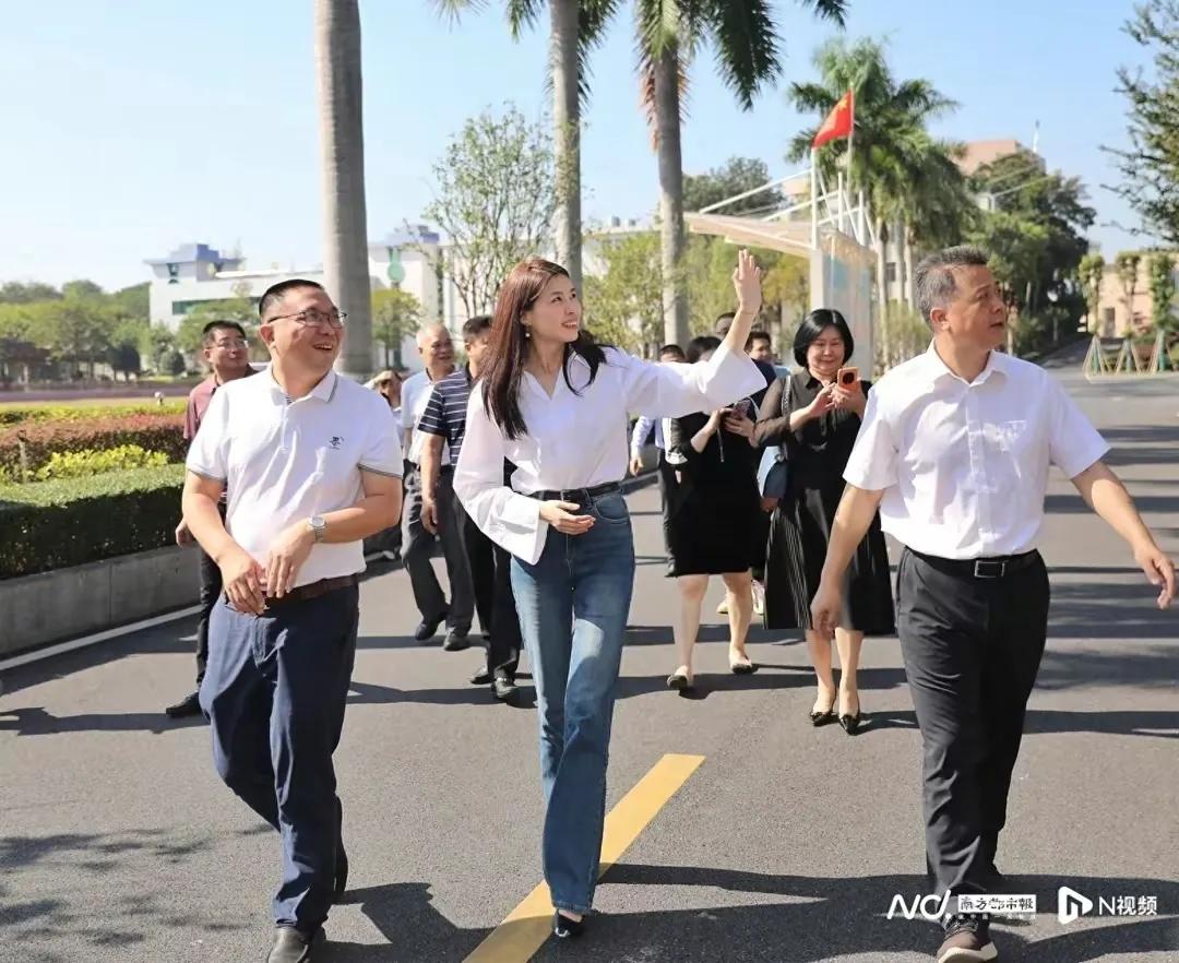 比利时华裔王妃回家乡，被安排在小学演讲，这真的不合适。


张桂梅校长一直辛辛苦