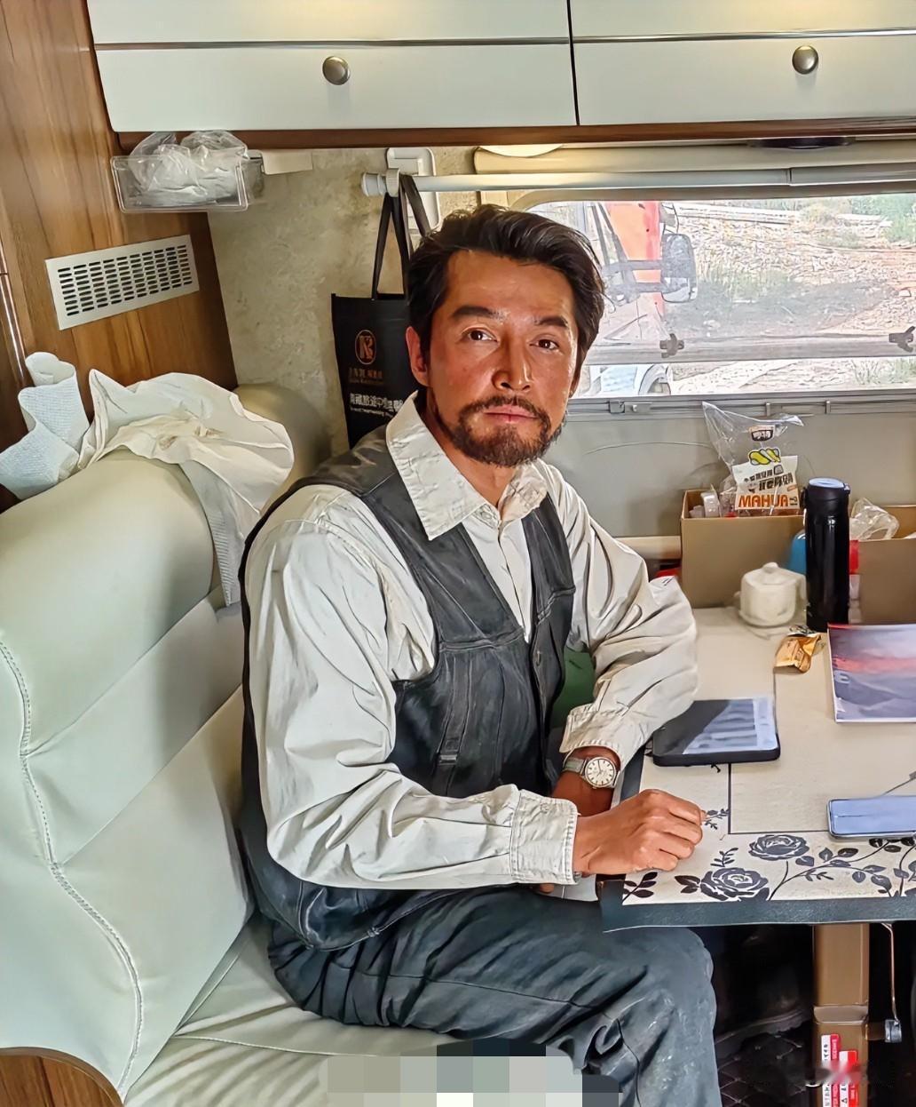 有点理解胡歌了

明明已经是一线男明星了，但他还这么拼！

不是中年危机，原来都