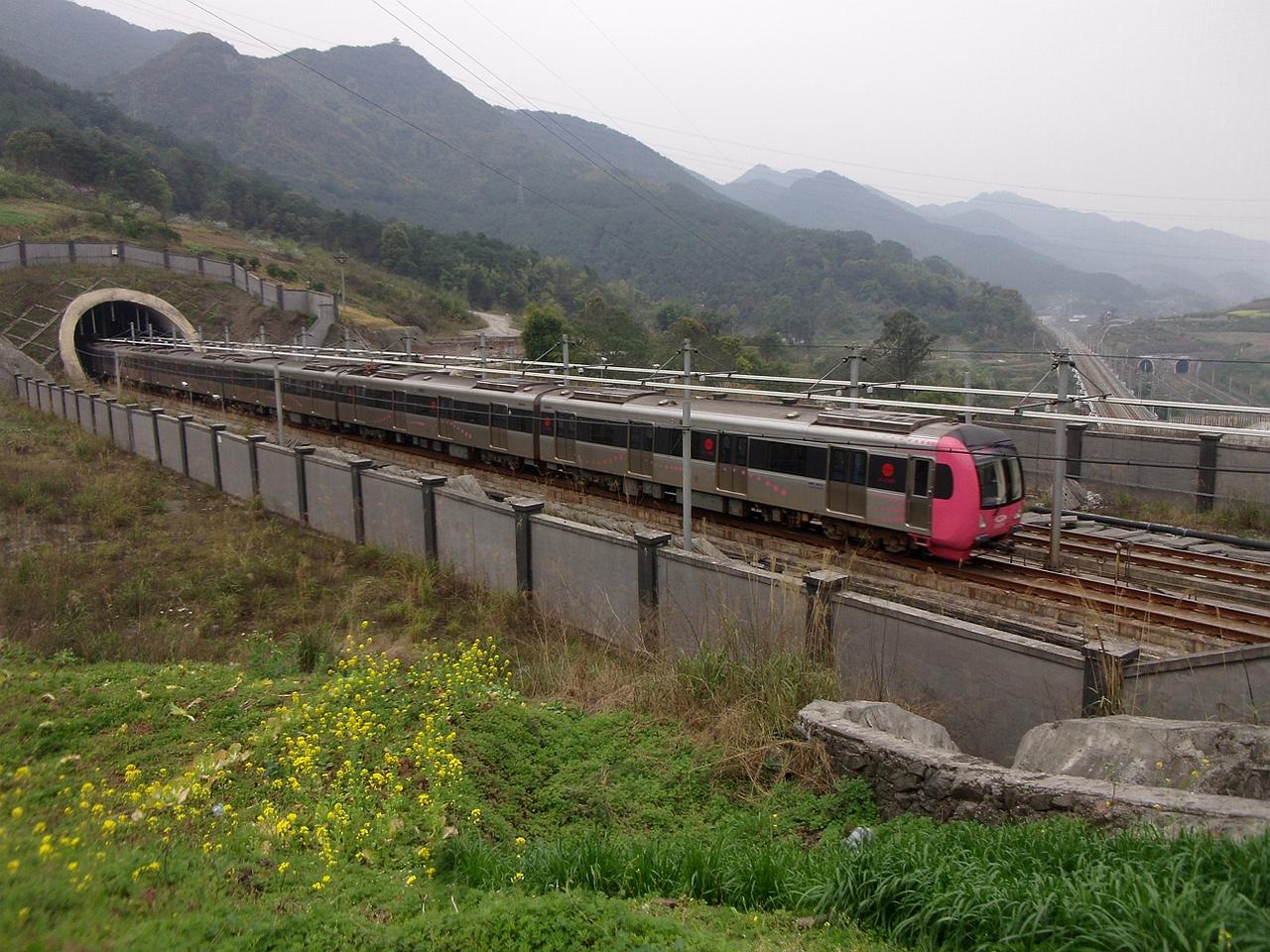 十年前在三溪口瓦房子拍摄的重庆轨道交通6号线列车驶出中梁山隧道，列车是从北碚往南