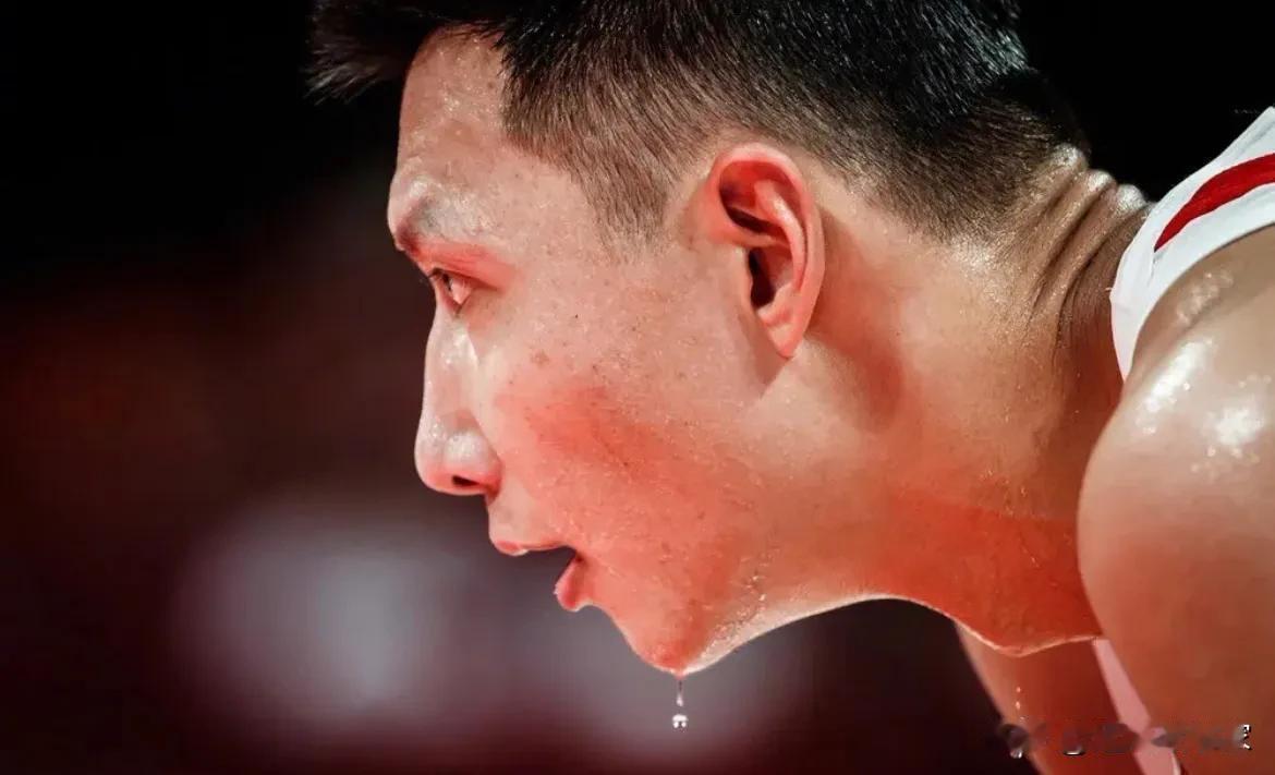 为什么以前网上黑易建联的人这么多？

因为捧杀的过了。

阿联在Nba特训的时候