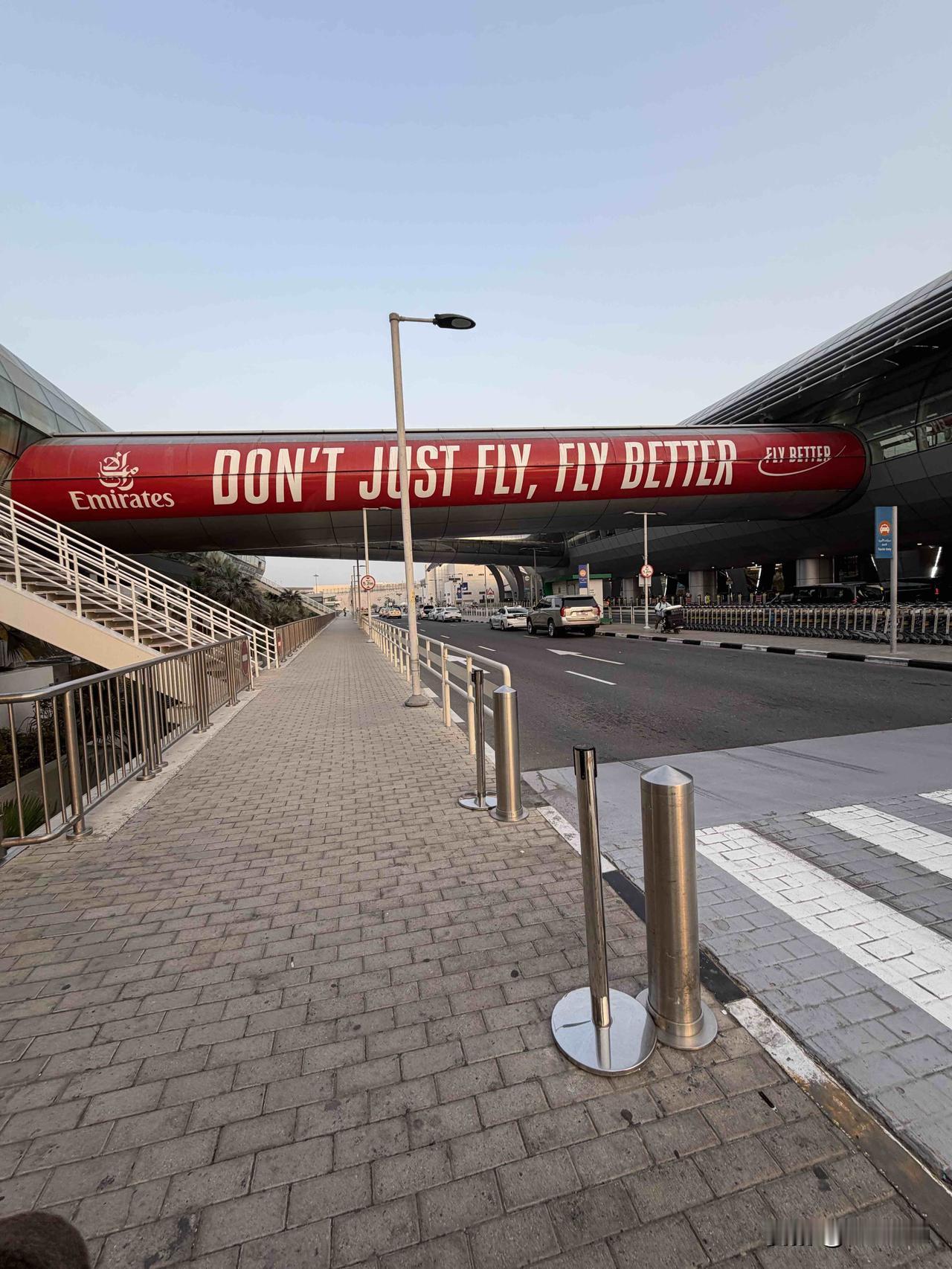 春节和家人一起去意大利旅游，
乘坐的是土豪阿联酋航空，
2/27从米兰飞迪拜，迪