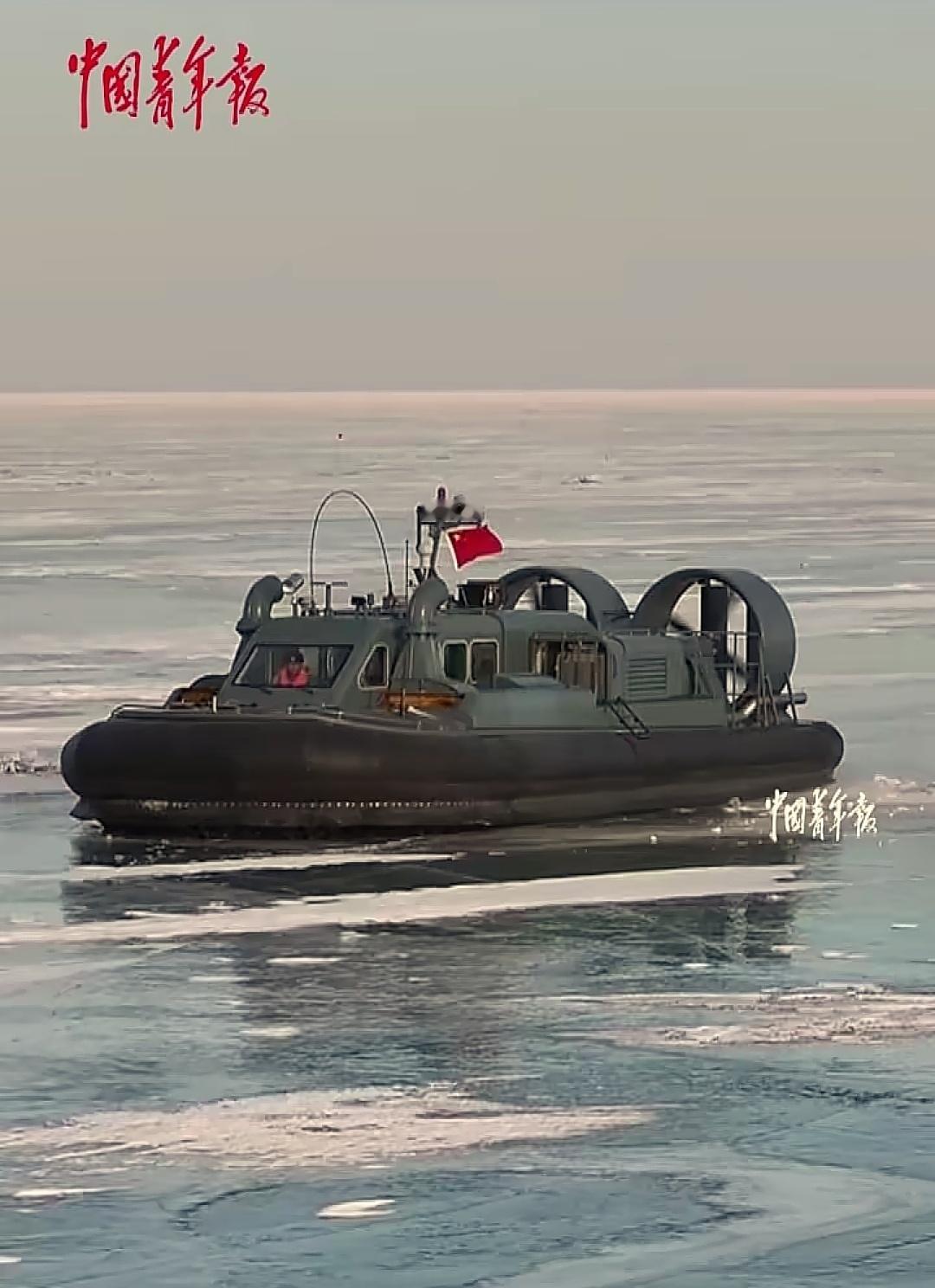每天认识一件兵器北部战区陆军某边防旅装备的气垫艇在中俄边境兴凯湖冰面上行驶 