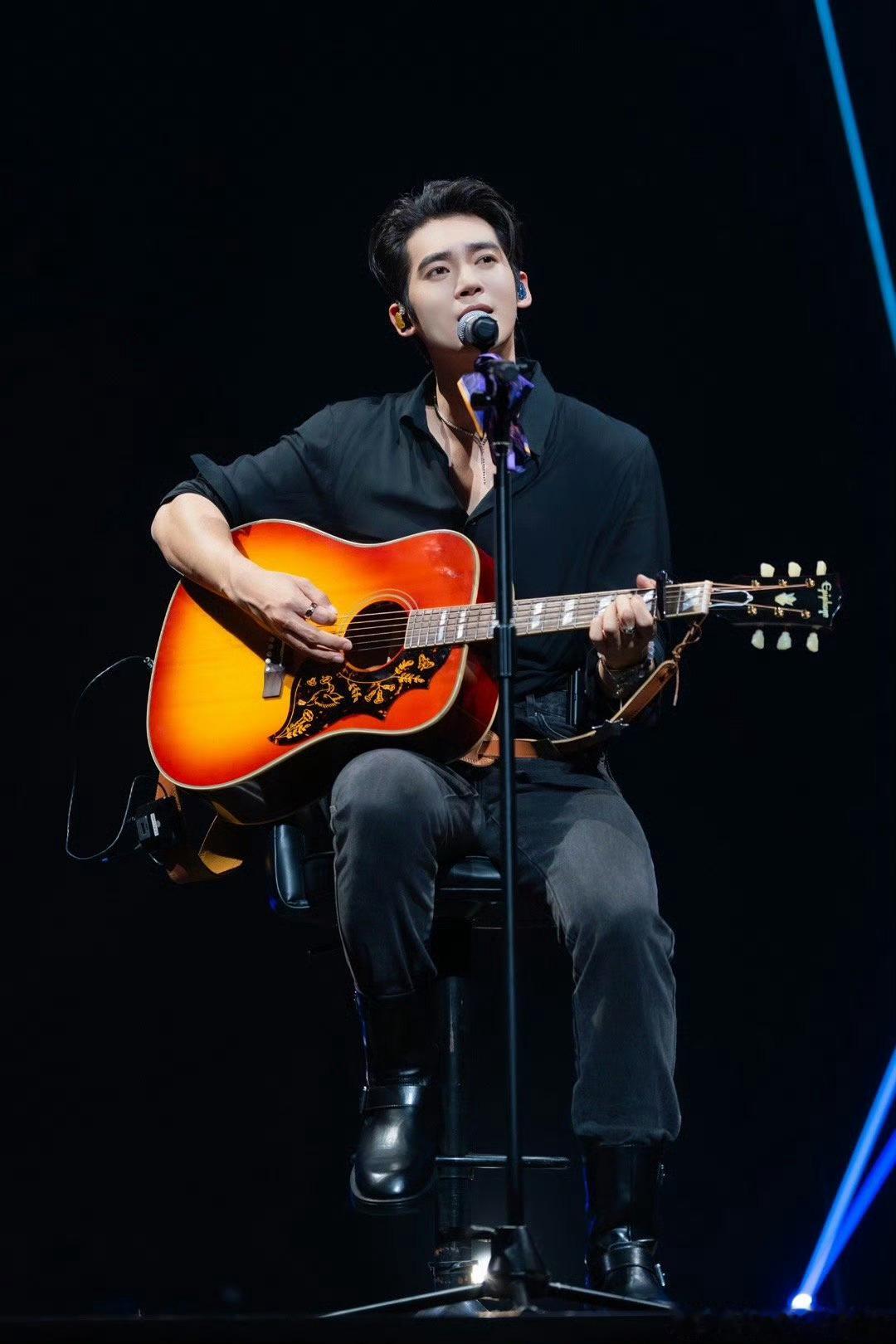 于适红色皮衣好酷于适适诗2026巡回演唱会于适成都演唱会成都站舞台上的于适也太耀