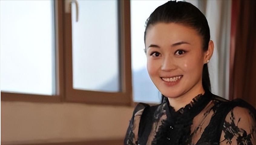 在赵本山的演员队伍里，关婷娜算是一个特别的存在。
 
她不会唱歌，不会跳舞，也没
