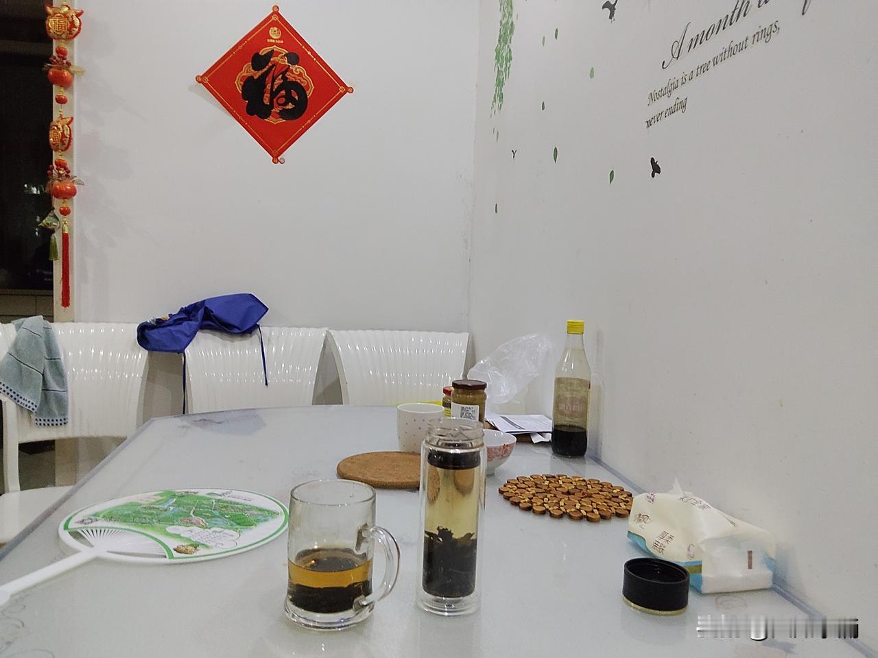 今天是2026年5月15日晚上9点42分，没有按时睡觉，在餐桌旁喝茶叶水消食。