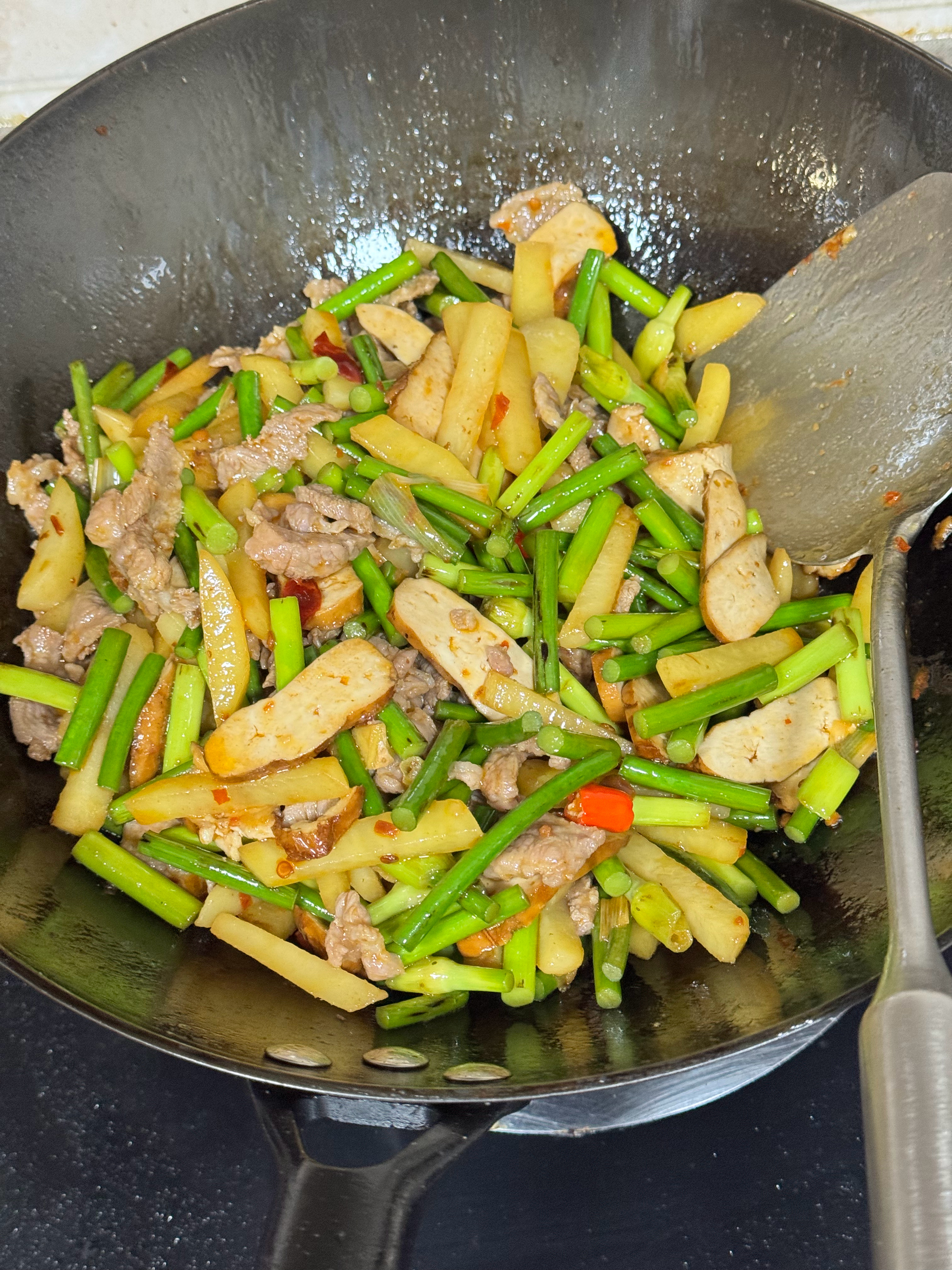 有个问题，今天晚上把菜炒好，装进饭盒再放冰箱冷藏，明天带到公司用微波炉加热再吃，