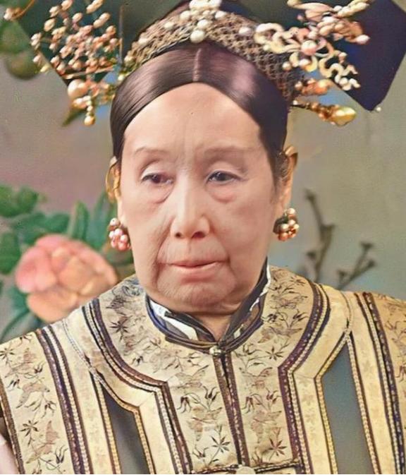 慈禧睡觉有多变态，一晚上要累坏10几个太监宫女。慈禧每天晚上九点入睡，凌晨3点起