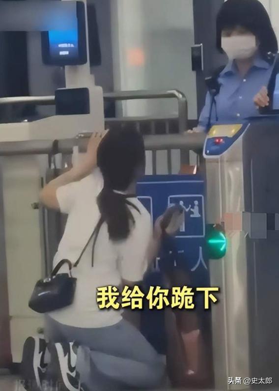 “放我进去，让我做什么都可以！”10 月 19 日，火车站这一幕，看得不少人心头