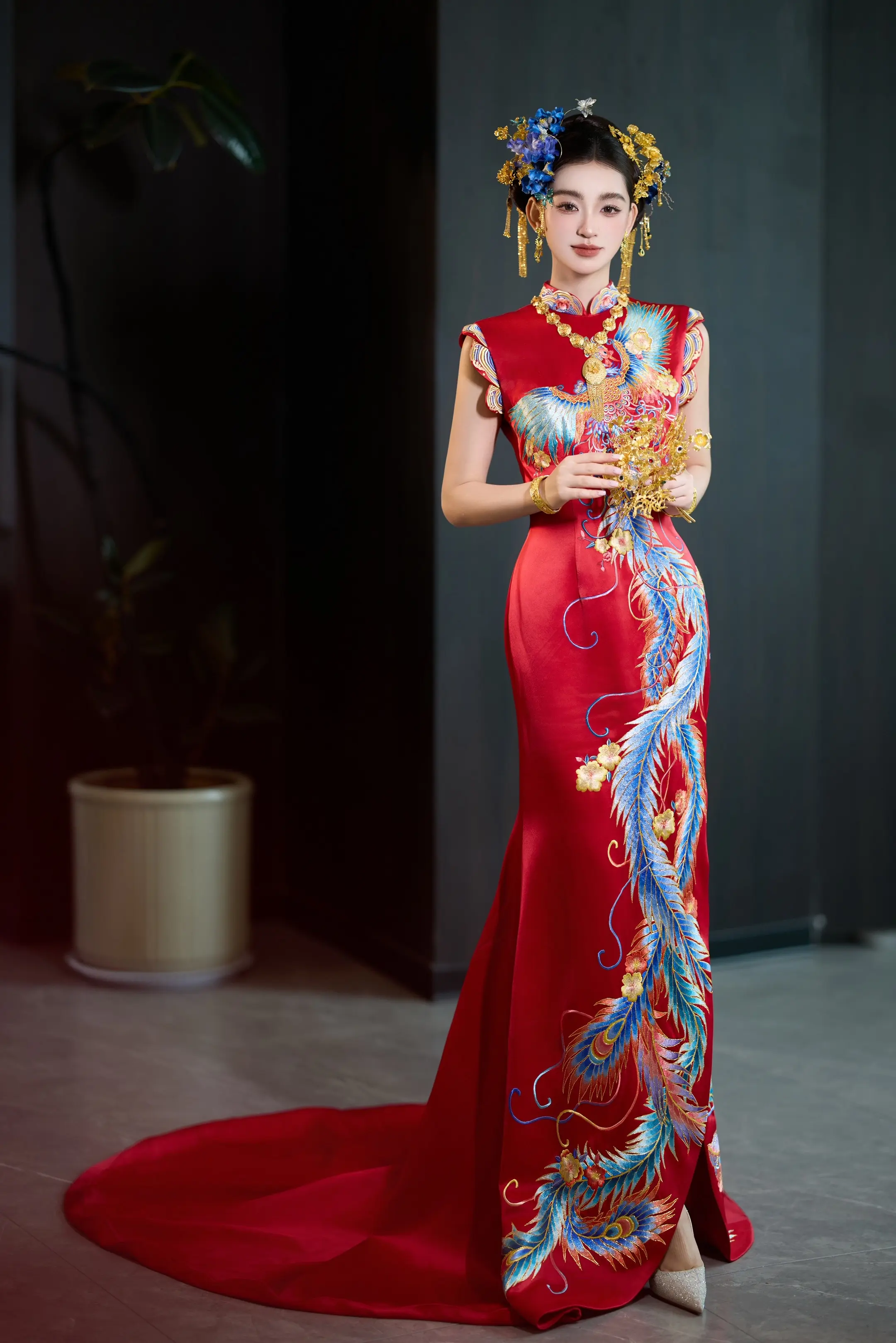 这样的手绣旗袍也太贵气啦。商丘跟妆