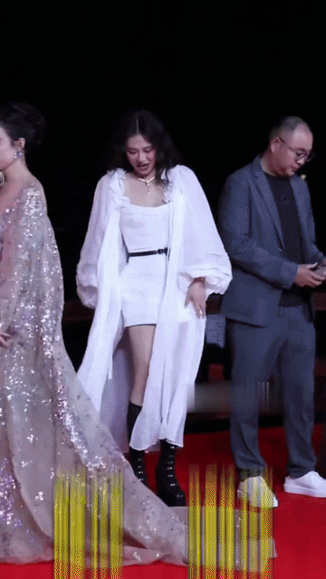 马思纯这么明艳大气的吗？没想过她和倪妮站在一块儿这么给力，丝毫不输甚至更美艳，马