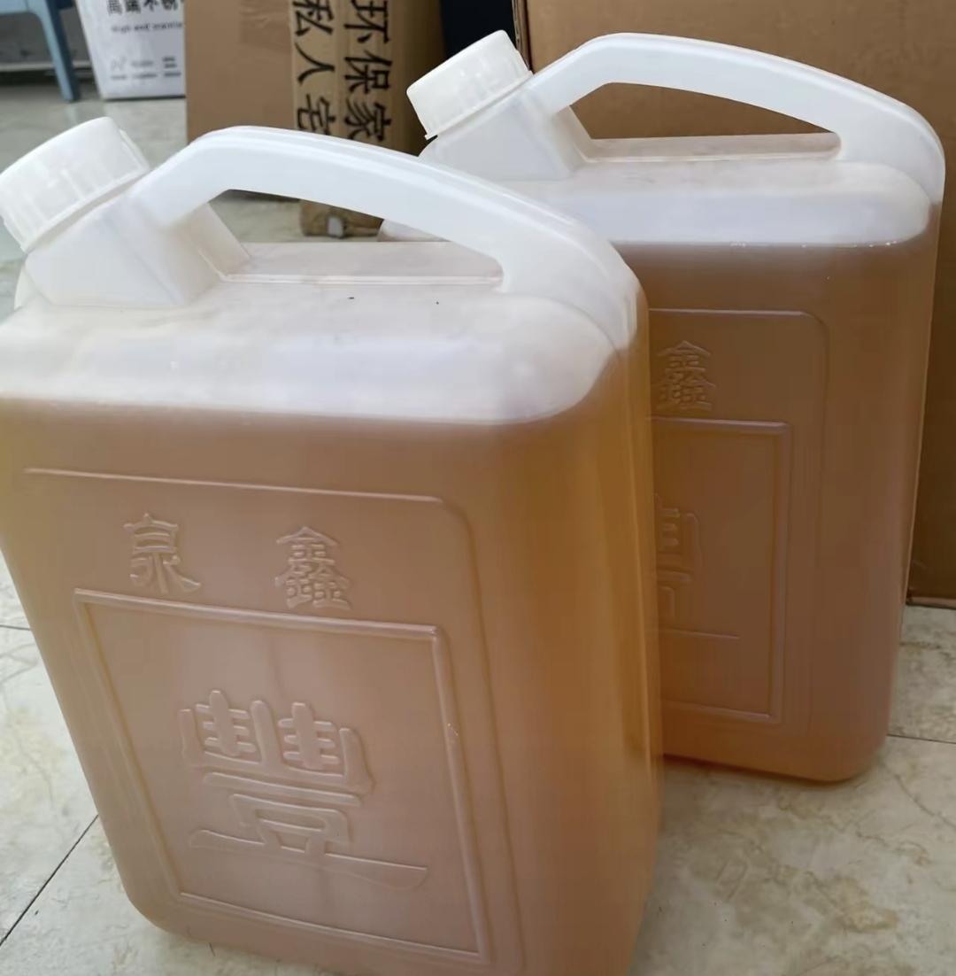 表姐前几天从我家拿走三十斤自榨花生油，当时都没说要给钱的事。第二天她用微信转来两