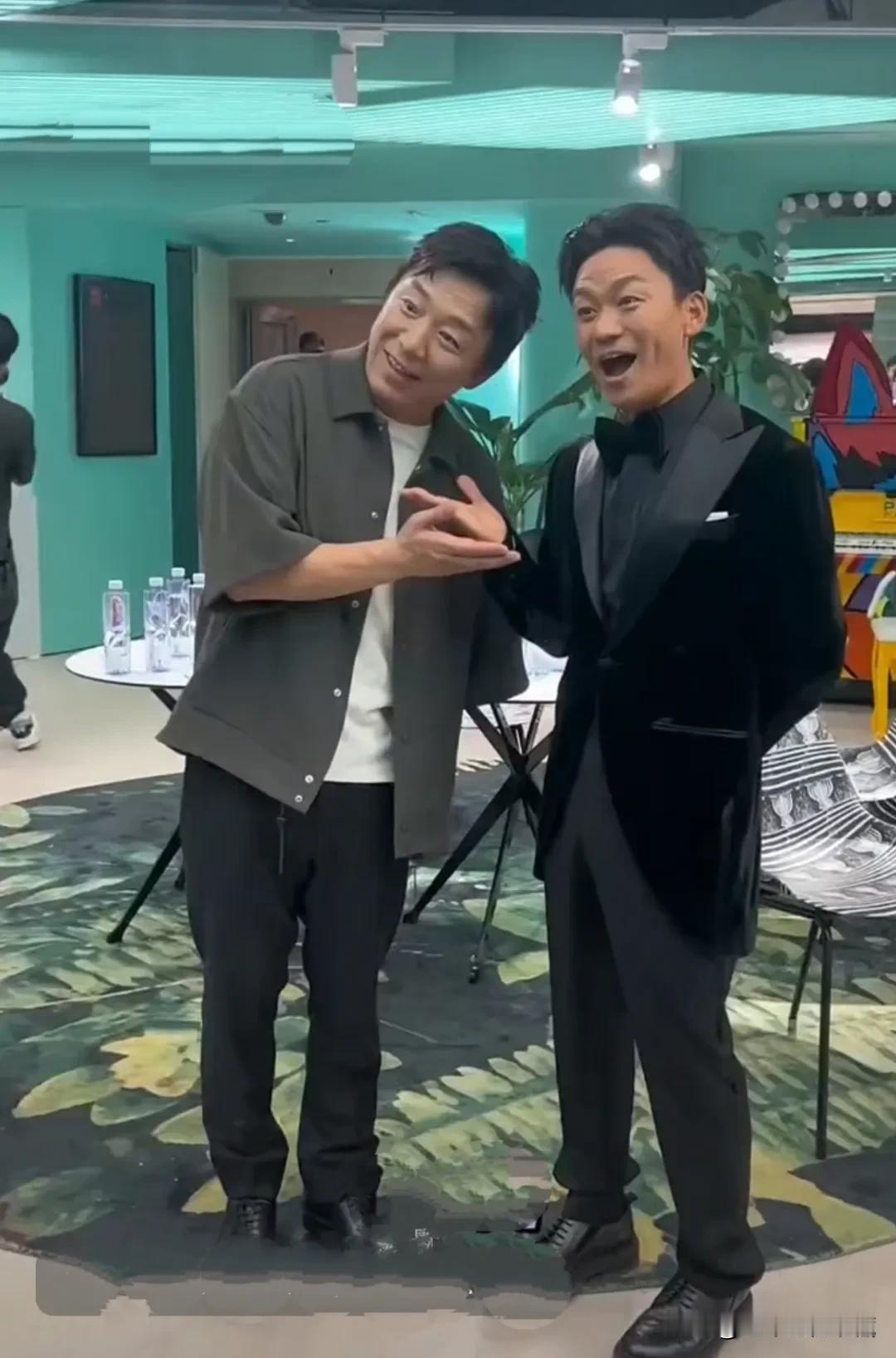 内地票房保证的两位最红男星黄渤和王宝强一起在上海电影节同框，两人都是顶流男星，演