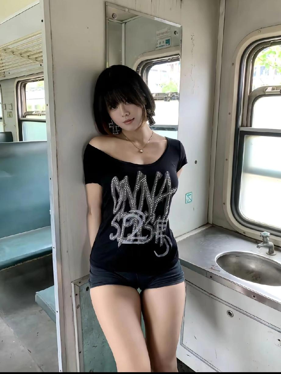 女人活着别内耗，开心自在最重要。
不钻牛角不瞎想，烦恼通通都跑光。
爱己护己放第